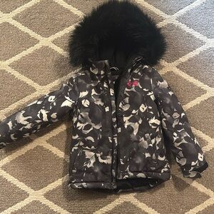 Size 5 girls winter coat. BLACK floral Under Armour cold gear